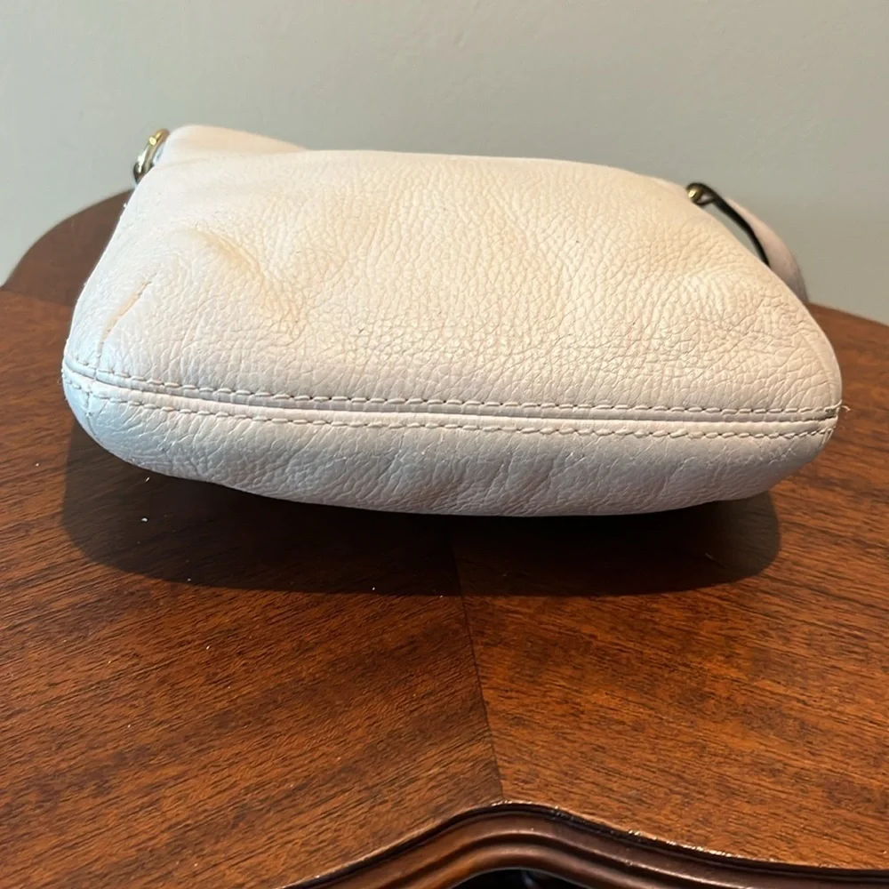 Michael Kors  Crossbody mini bag /Tassel  EUC  🎉HP🎉  pebbled leather  cream/gold